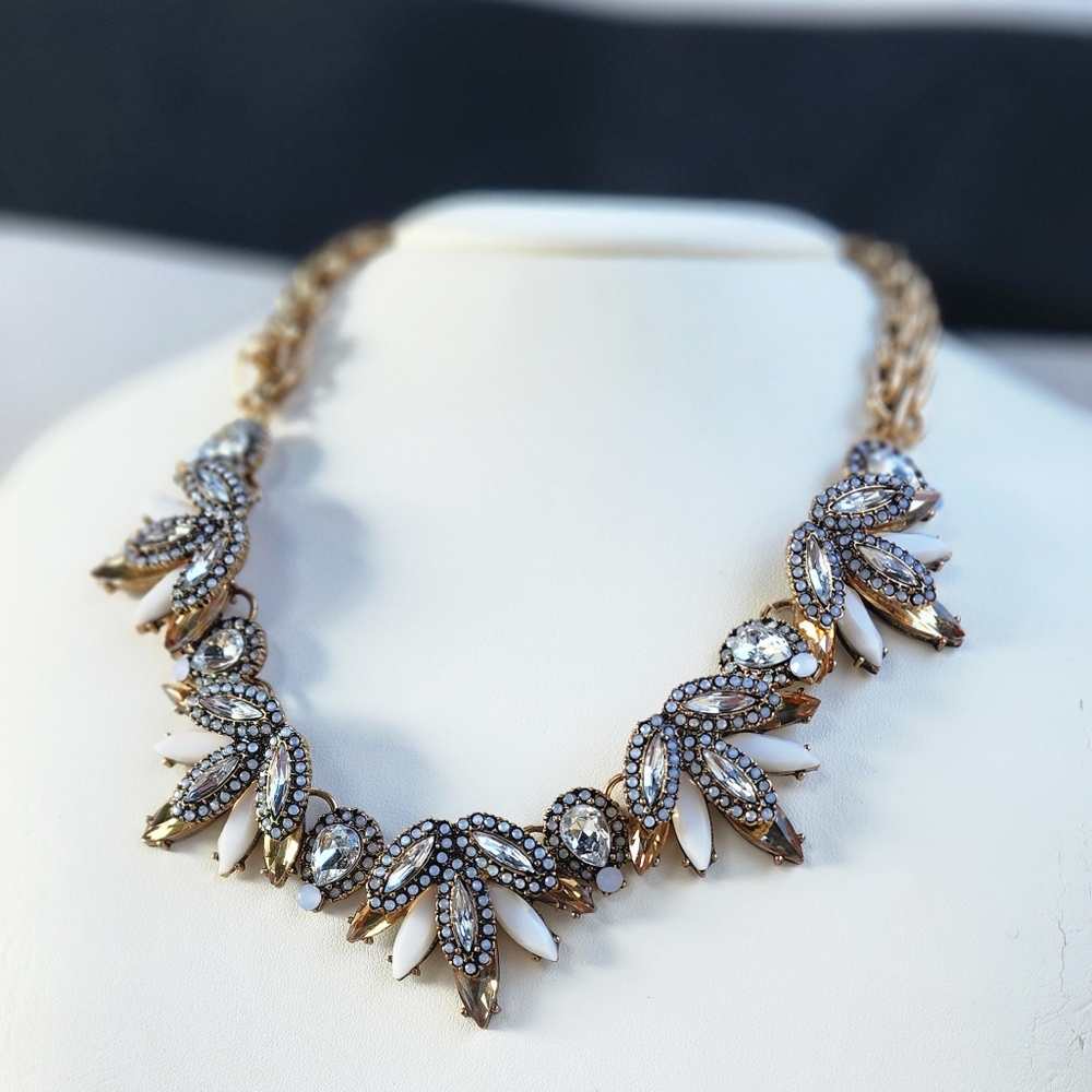 Intricate Leaf Design Necklace